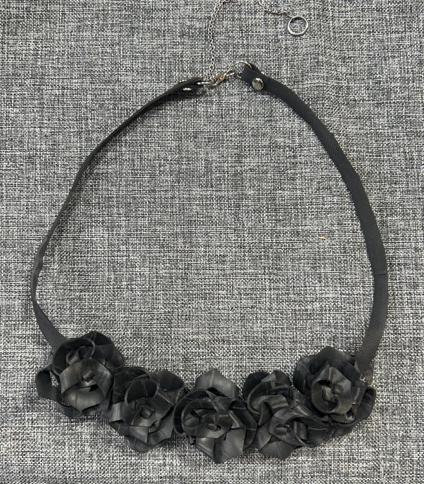 Five Rose Collar