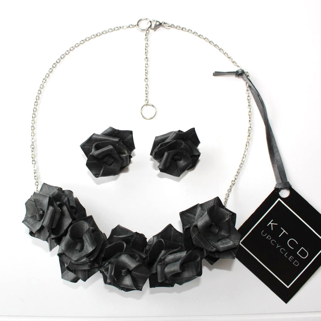 Five Rose Collar