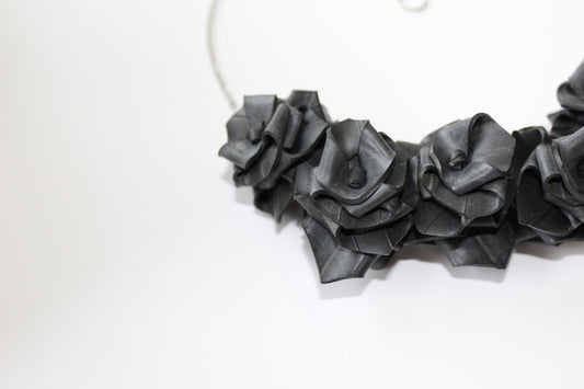 Five Rose Collar